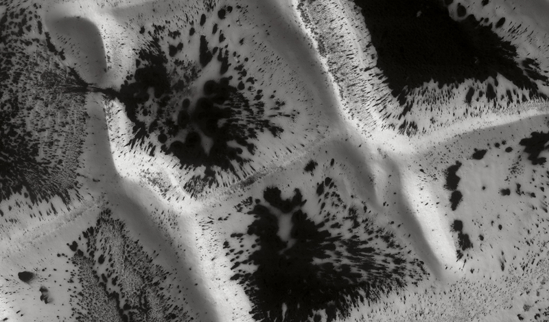 Illustration for article titled 8 Incredible Images That Make Mars Look Like A Petri Dish